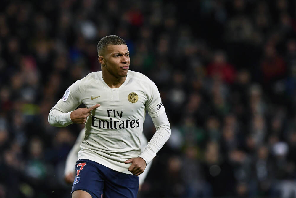 里昂官宣恩德里克租借加盟，本泽马现身评论区并回复：加油